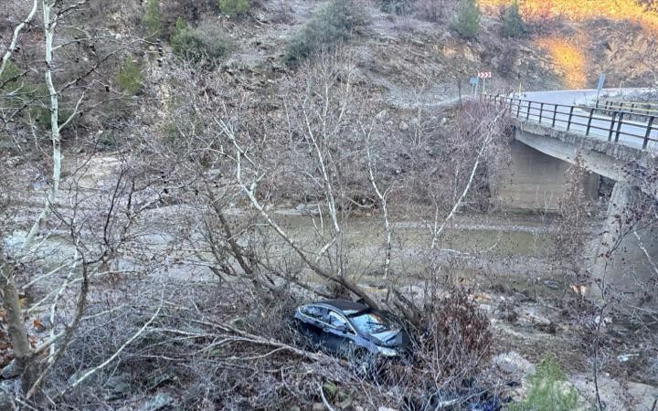 Manisa’da otomobil Gördes Çayına uçtu: 3 yaralı