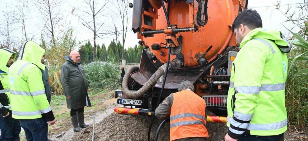 Şiddetli yağışa karşı sahada mücadele sürüyor