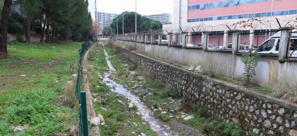 Taşkın riskine karşı dere yatakları temizleniyor