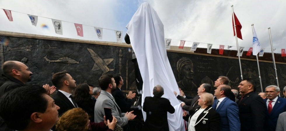 Yunusemre 100. Yıl Meydanı Atatürk heykeliyle taçlandı