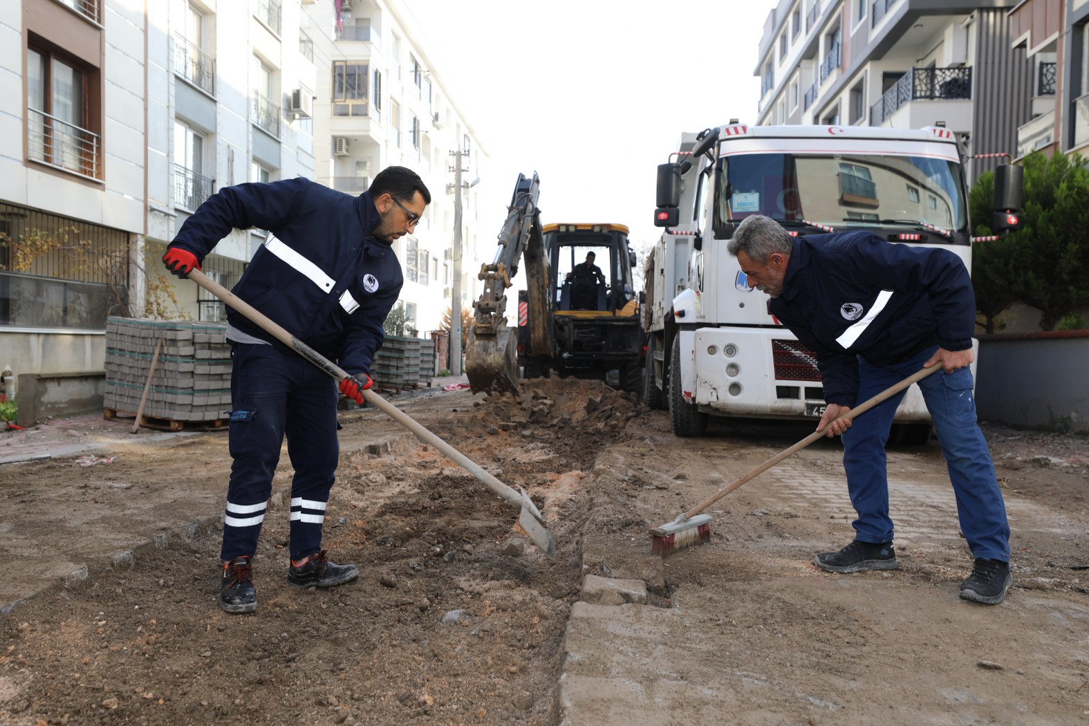 YUNUSEMRE’DEN YENİMAHALLE’DE YOL ÇALIŞMASI