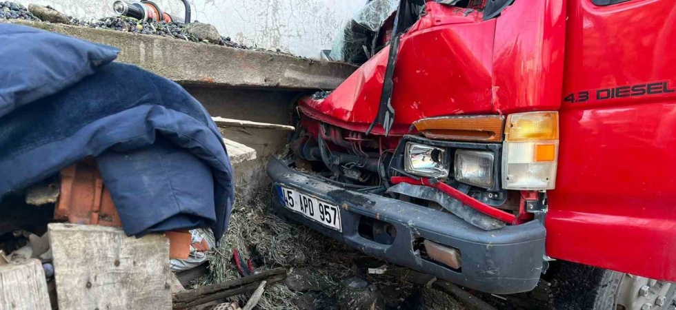 Zeytin yüklü kamyonet eve çarptı: 1 ölü, 2 yaralı