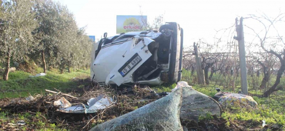 Manisa’da takla atan otomobil tarlaya uçtu