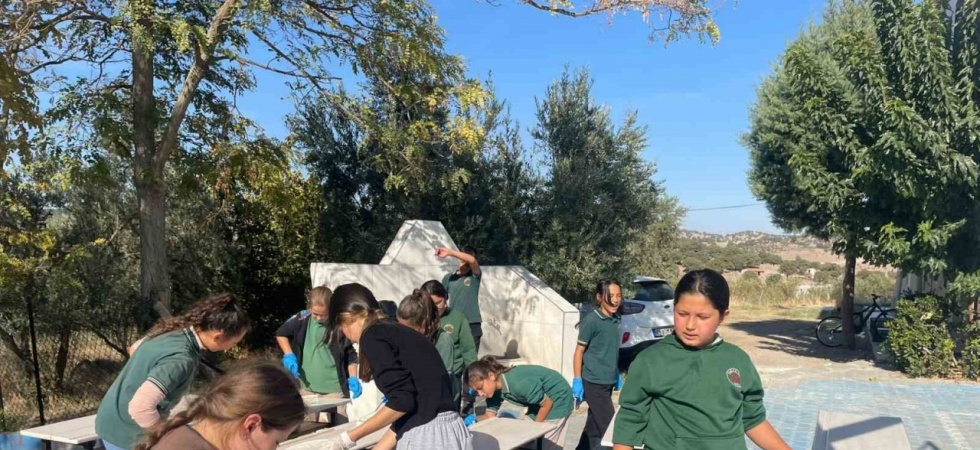 Üniversiteli öğrenciler köy okulunun masalarını yeniledi