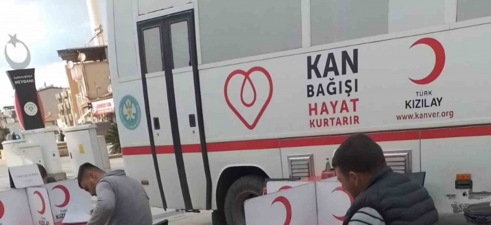 Kızılay dondurucu soğuğa rağmen kan bağış kampanyasına ara vermedi