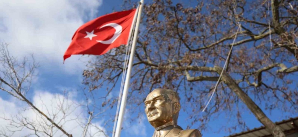 Mahalle halkının istediği Atatürk büstü muhtarlık önüne yerleştirildi