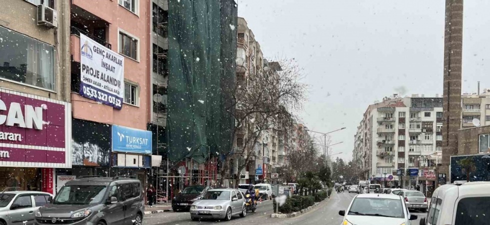 Manisa şehir merkezine yıllar sonra kar yağdı