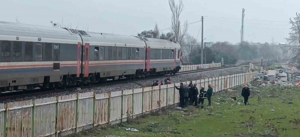 Manisa’da trenin çarptığı genç adam ağır yaralandı