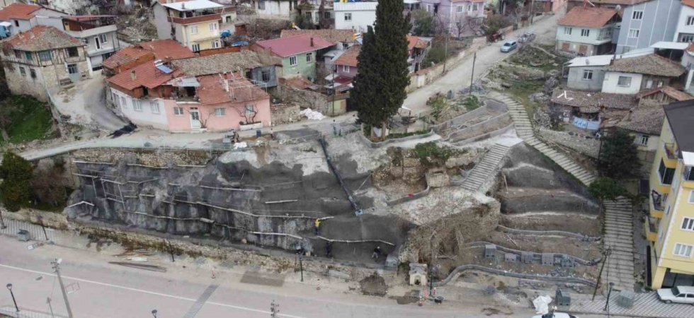 Demirci’de görüntü kirliliği oluşturan alana şelale yapılıyor