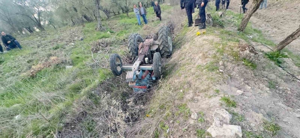 Devrilen traktörünün altında hayatını kaybetti