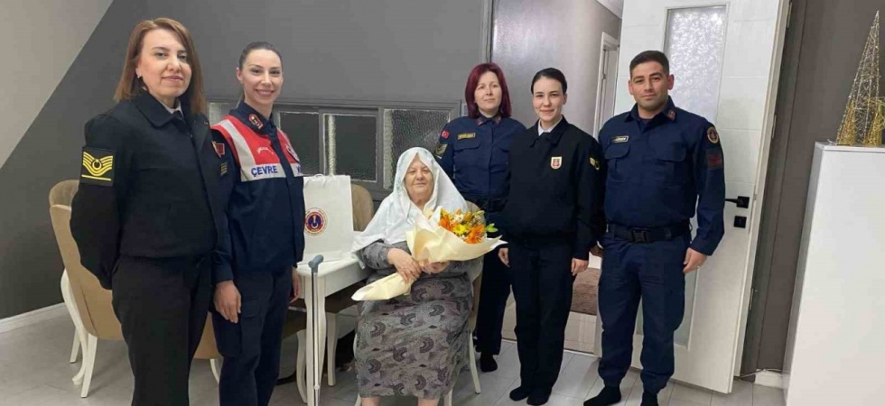 Jandarmadan "Rüküş Anneanne" Rukiye Eryiğit’e anlamlı ziyaret