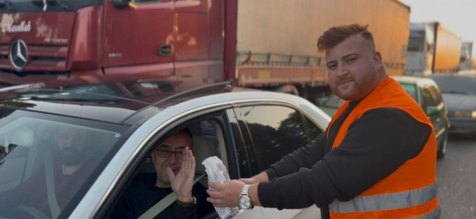 Manisa’da iftara yetişemeyen vatandaşlara AK Partili gençlerden ikram