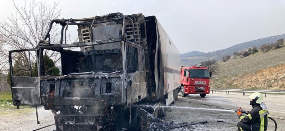 Seyir halindeyken alev alan tır küle döndü