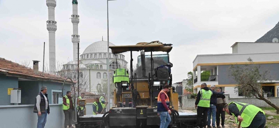 Turgut Özal Mahallesi’nin yollarını yeniliyor