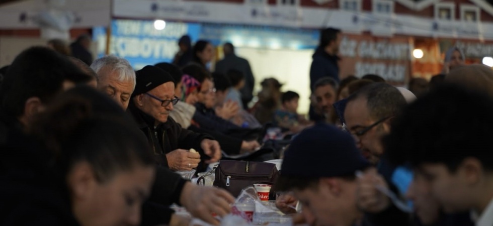 Yunusemre 100. Yıl Meydanı’nda iftar sofrası kurdu