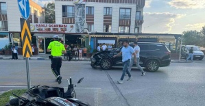 Manisa’da motosiklet ile cipin çarpışma anı kamerada: 2 yaralı