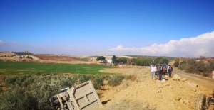 Manisa’da toprak yüklü kamyon zeytin bahçesine devrildi: 1 yaralı