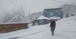 Alaşehir’e mevsimin ilk kar yağışı başladı