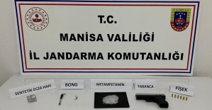 Evinde uyuşturucu maddelerle yakalandı