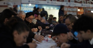 Yunusemre 100. Yıl Meydanı’nda iftar sofrası kurdu