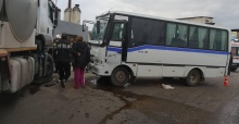 Manisa’da süt kamyonu ile servis minibüsü çarpıştı: 9 yaralı