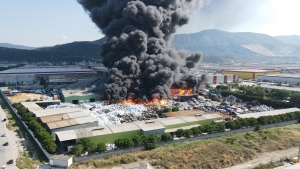 Manisa'da geri dönüşüm fabrikasında yangın çıktı