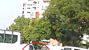 Dikkatsiz motosikletli kız çocuğuna çarptı