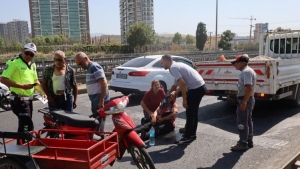 Kamyonet ile motosiklet çarpıştı, 2 kişi yaralandı